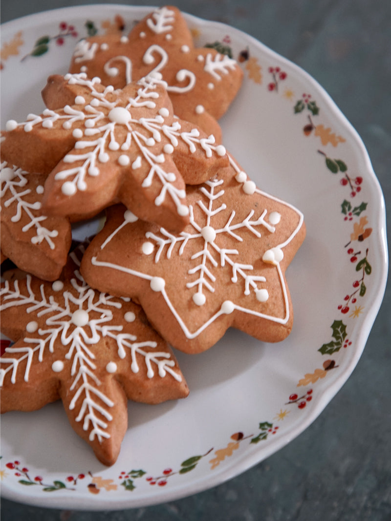 Clásicas galletas de jengibre con glaseado decorativo, perfectas para regalar o compartir durante la Navidad. Crea dulces recuerdos con la vajilla COSTA NOVA.