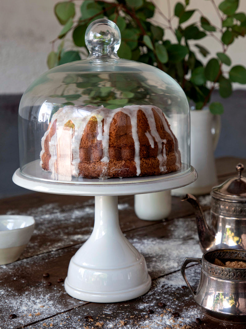 Una receta irresistible para la Navidad: bizcocho de zanahoria con glaseado, perfecto para servir en la vajilla COSTA NOVA y endulzar tus celebraciones festivas.