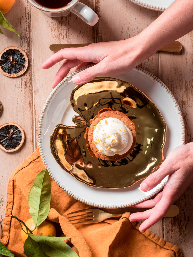 Cupcakes de jengibre y clementina, una combinación aromática y deliciosa para la mesa navideña. Sírvelos con elegancia en las piezas COSTA NOVA y sorprende a tus invitados.
