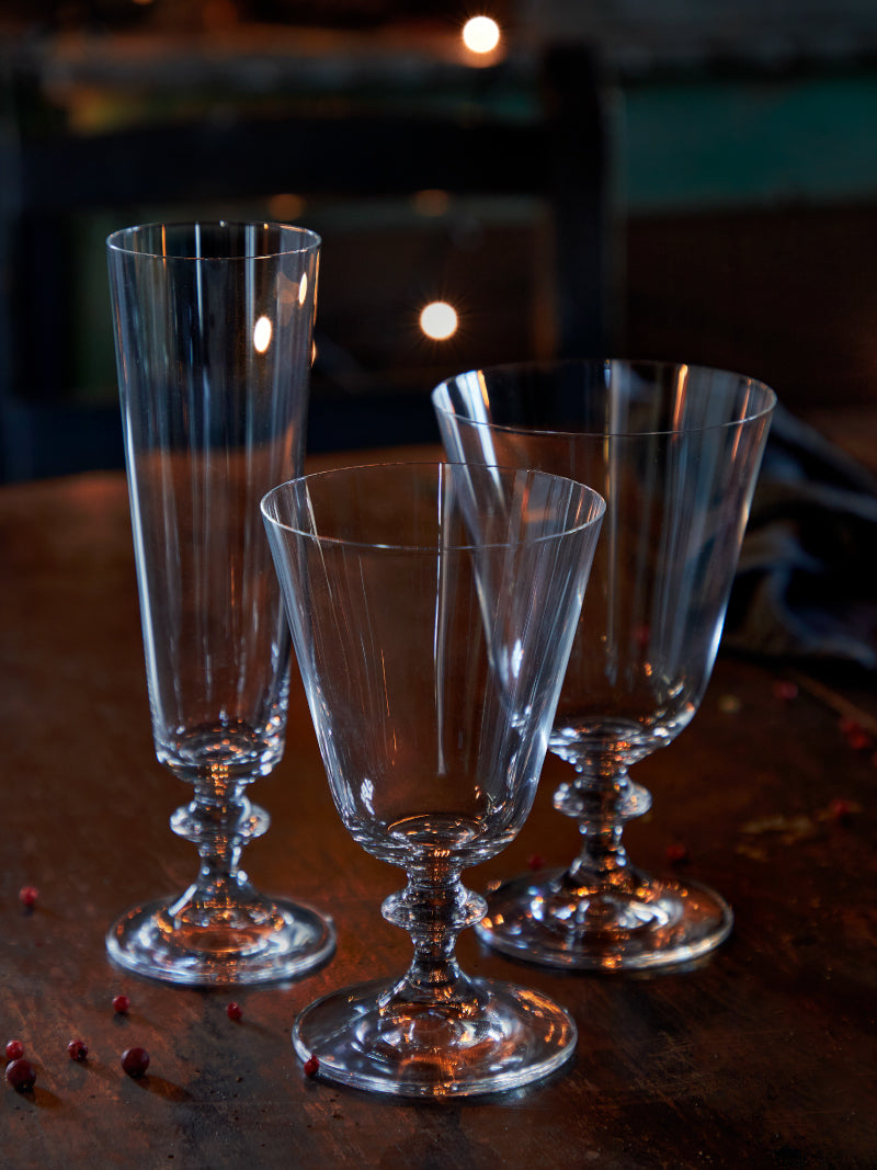Copas y vasos COSTA NOVA de vidrio reciclado, perfectos para brindar en las fiestas navideñas. Combínalos con tu vajilla favorita y completa la mesa con elegancia.