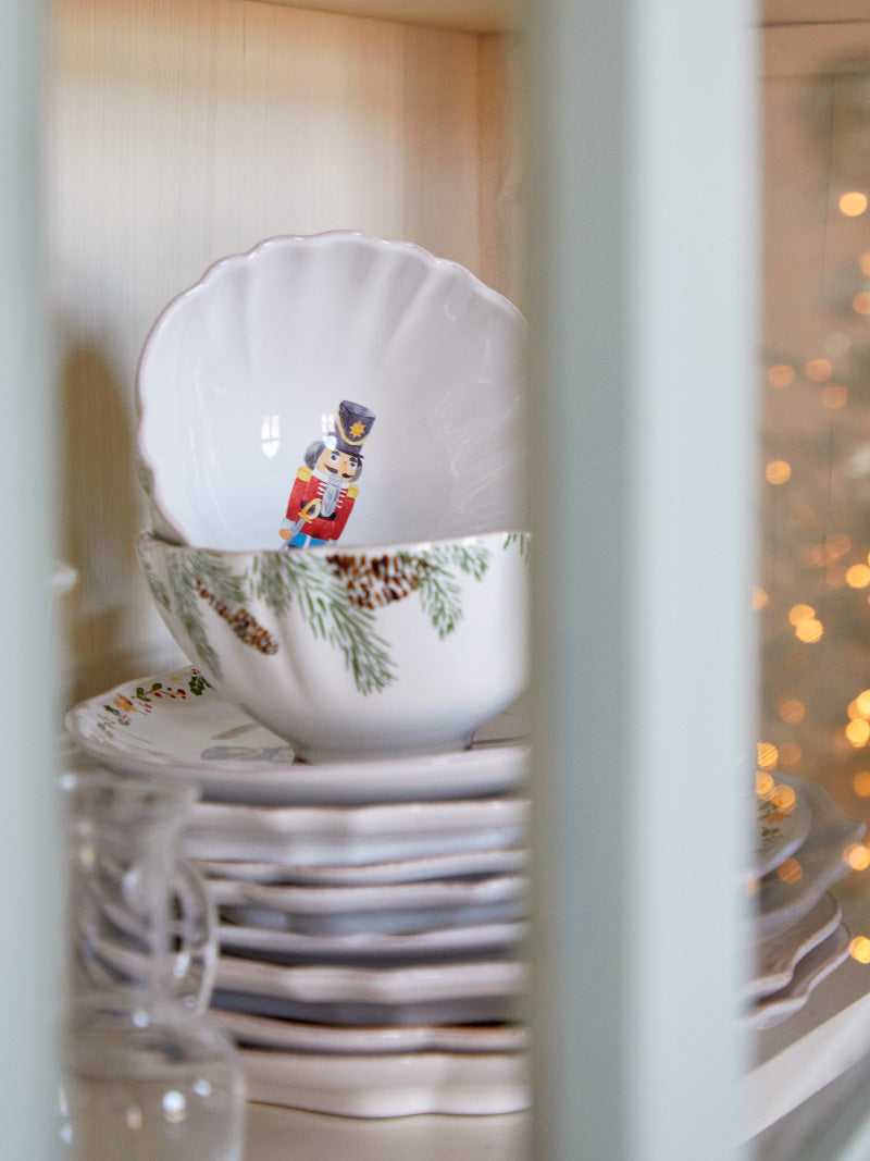 Descubra las colecciones de Navidad de COSTA NOVA: vajilla de gres con motivos festivos, tonos naturales y detalles dorados para crear mesas llenas de encanto en esta época especial.