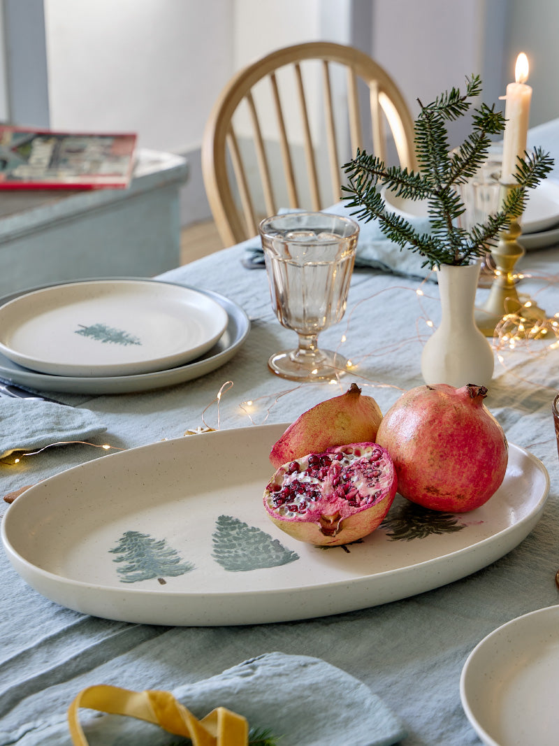 Elegantes bandejas, cuencos y platos de gres COSTA NOVA para servir durante la Navidad. Perfectos para compartir momentos en la mesa con familia y amigos.